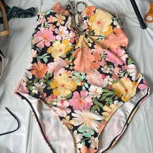 🌺Women’s swimsuit halter with tie in the back